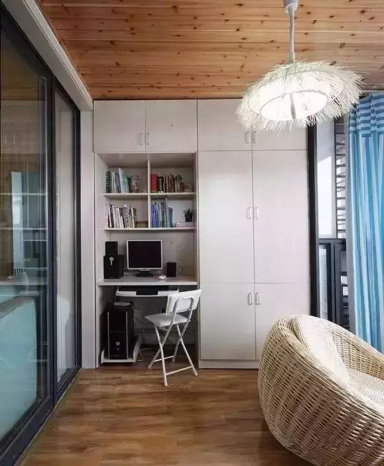 房子小,东西多,阳台做个柜子好用多了