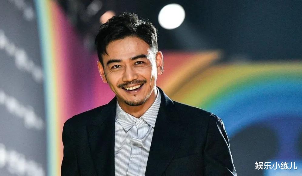 杨烁|工地小伙因长得太像杨烁走红全网，脸型身形酷似，犹如杨烁本人