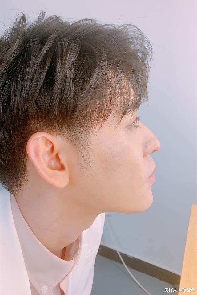 张云雷|德云社张云雷晒自拍照，调皮的话语引发热议，网友：辫哥哥真宠粉