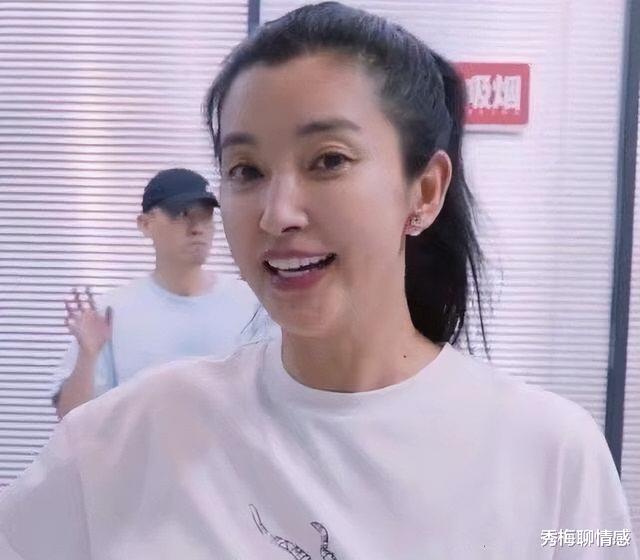 冻龄|“冻龄女神”全假的，12位老牌女星的现状，皱纹遮不住气质