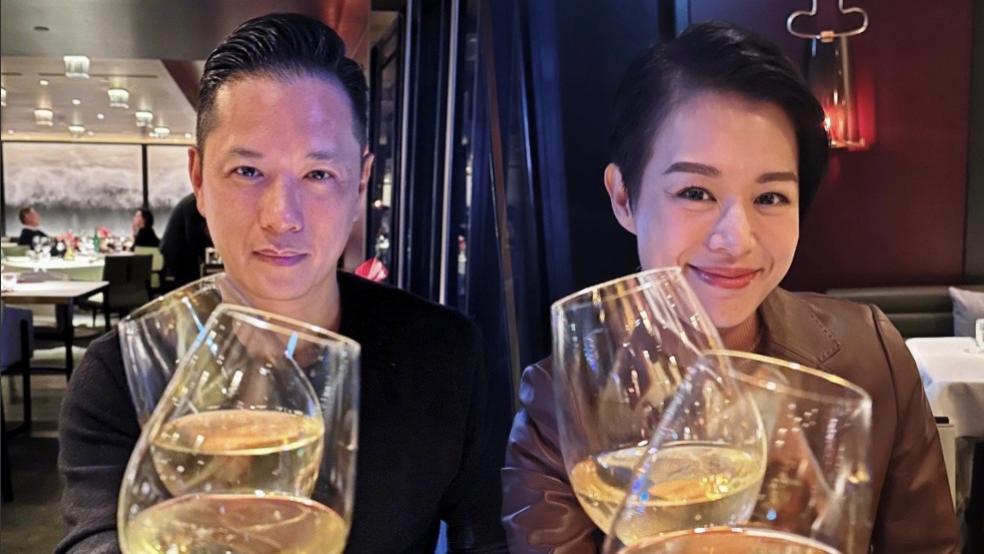 胡杏儿|胡杏儿夫妇庆祝结婚7周年，发文互送飞吻，撇下3个孩子过二人世界