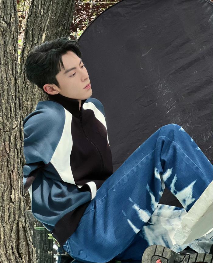 王鹤棣|月尊眼神也不好使!王鹤棣手机字体超大,被调侃像是在用老人机