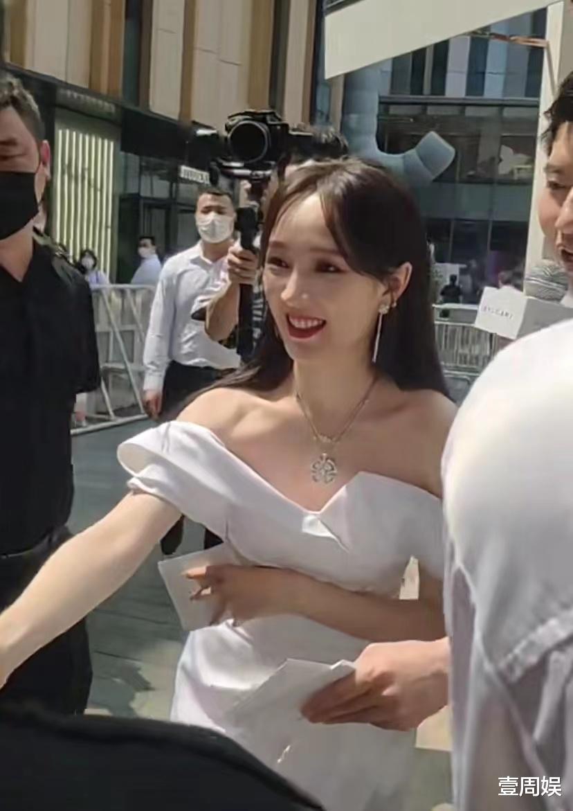 孟佳|33岁孟佳现身活动尽显狼狈，被风吹乱了发型，一路上捂着胸口！