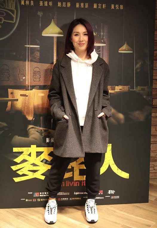 西装 杨千嬅好潮，穿咖啡色格纹褶皱袖子西装很时髦，紫色短发实力抢镜