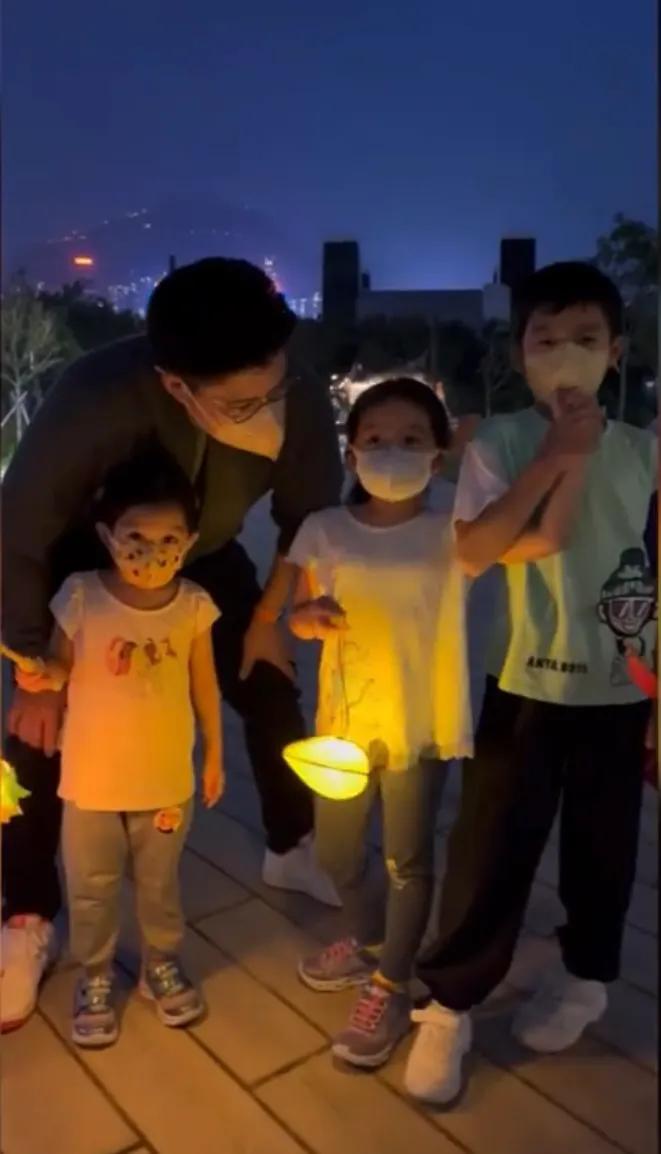 郭晶晶|郭晶晶霍启刚中秋带仨孩子赏月温馨有爱,俩女儿穿汉服大家闺秀范