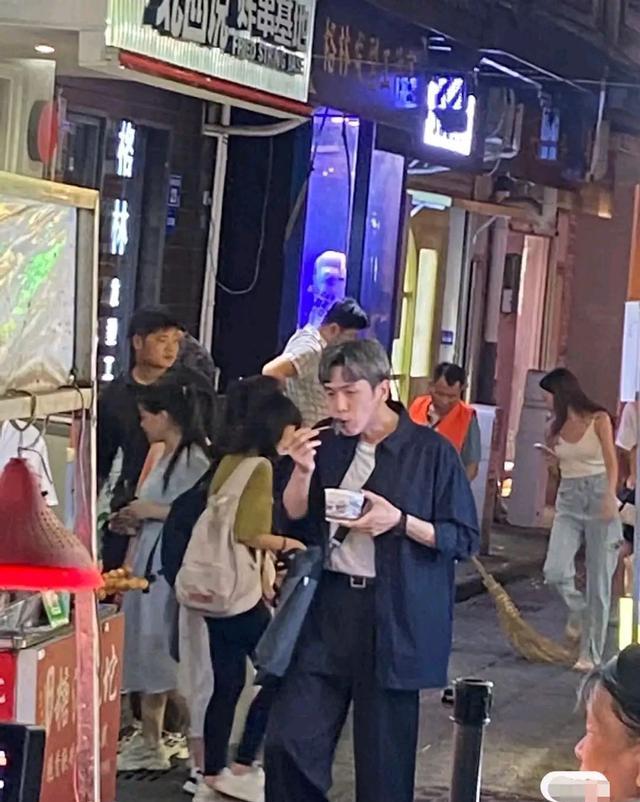 董璇 张若昀暴瘦现身，染了一头花白的头发，穿着打扮十分接地气