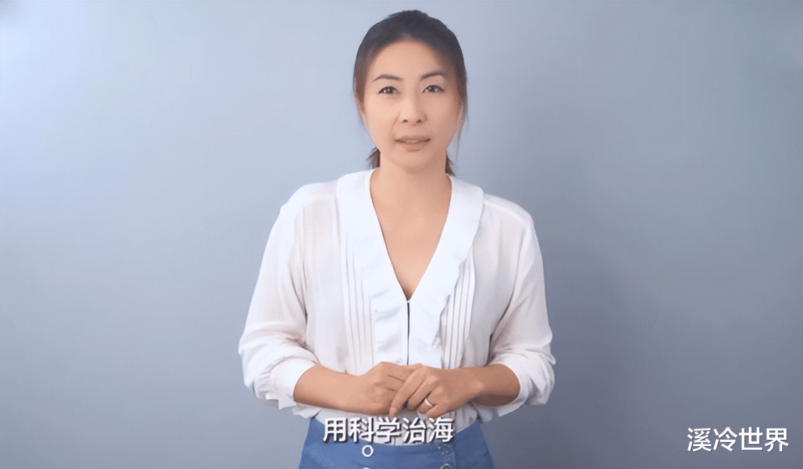 郭晶晶|郭晶晶也是豁出去了！穿深V衬衫为老公宣传，吸睛又干练