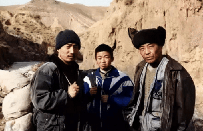 王宝强|?20年前，王宝强拍摄途中爬出矿洞，几个小时后，洞口坍塌成废墟