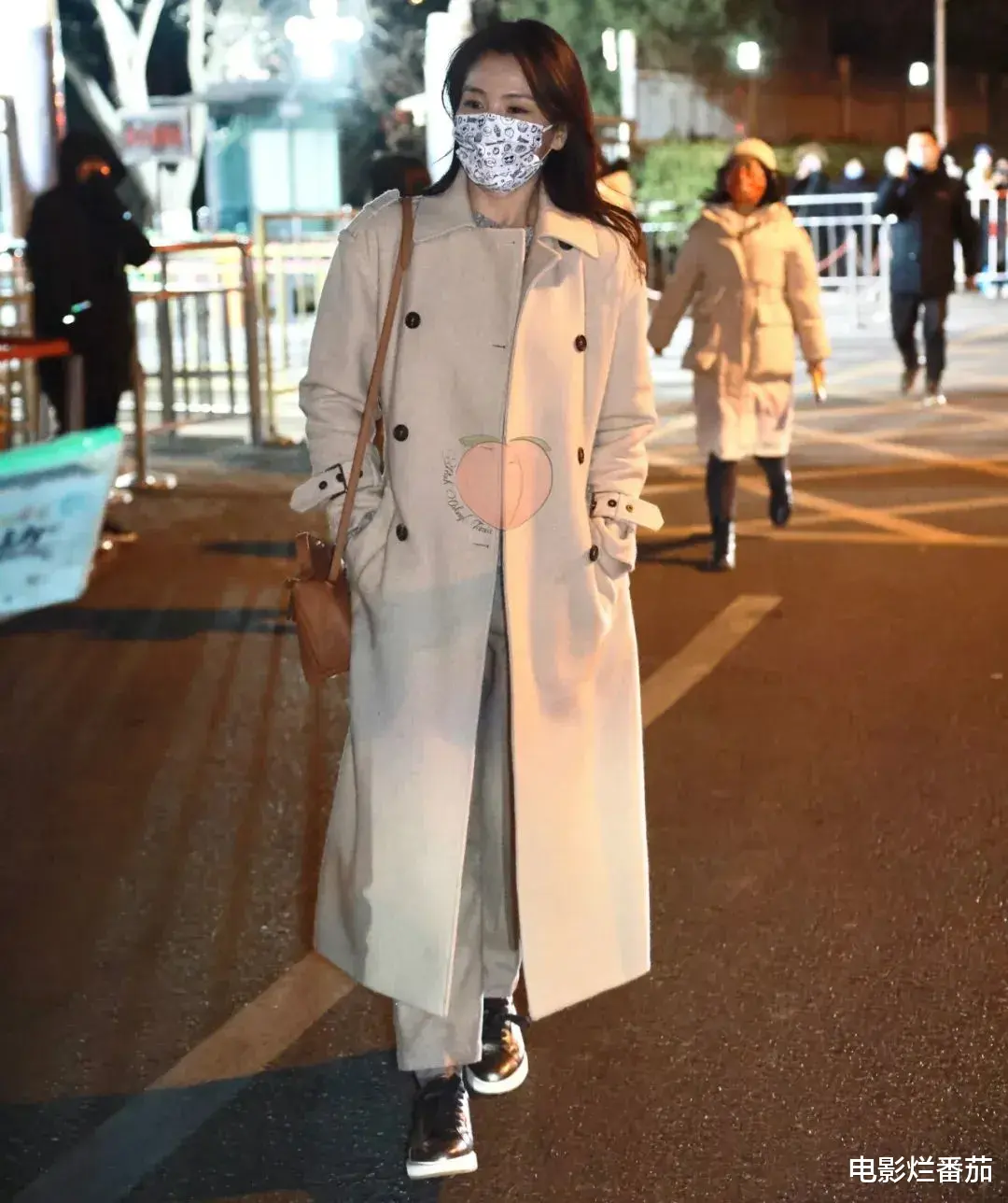 春晚|春晚四次联排：赵丽颖一笑迷人，张小斐美目顾盼，朱一龙走路生风