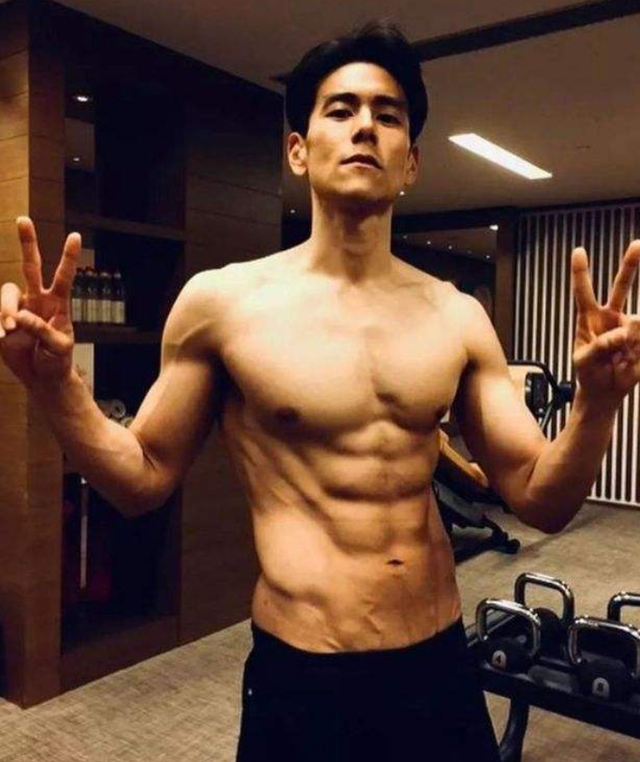 王鸥|49岁赵文卓新电影花絮曝光!浑身肌肉太惊艳,背部一大片纹身抢镜