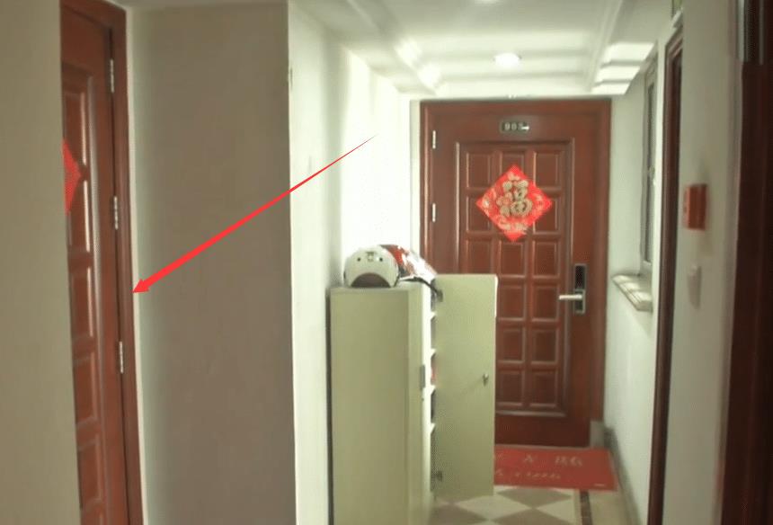 邻居在门口摆放鞋柜,业主希望把鞋柜撤掉,物业:没执法权