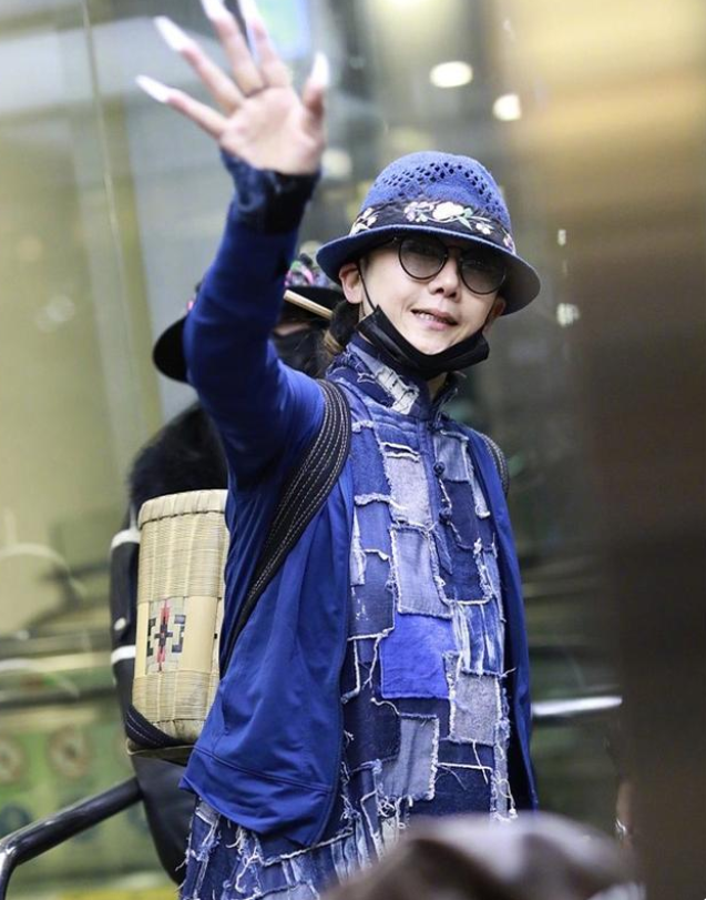 杨丽萍|杨丽萍真是不老妖精!穿“破衣烂衫”不仅不显土,意外高级又洋气