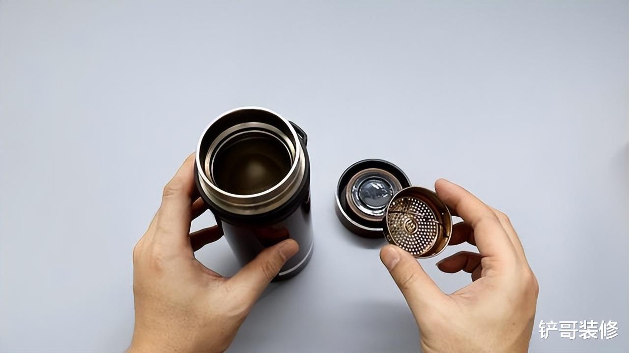 保温杯太深了没法清洁?教你正确做法,杯子再深都能洗干净