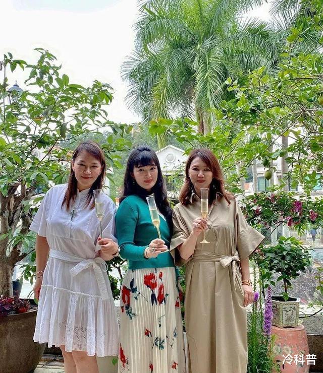 陈少霞|45岁陈少霞近照曝光！晒翡翠钻戒尽显贵气！再婚成8亿贵妇