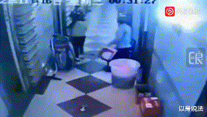 浙江台州，KTV女服务员因拒绝喝下1箱半啤酒被客人殴打