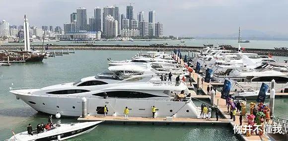 向华强不止拍电影赚钱，家族给香港游艇提供泊位，每月入账1个亿