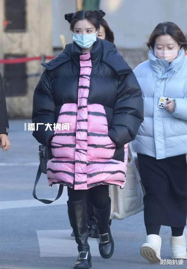 春晚|春晚预热，李玟惊喜亮相，毛晓彤穿虎纹赵丽颖金色礼服仙气精致