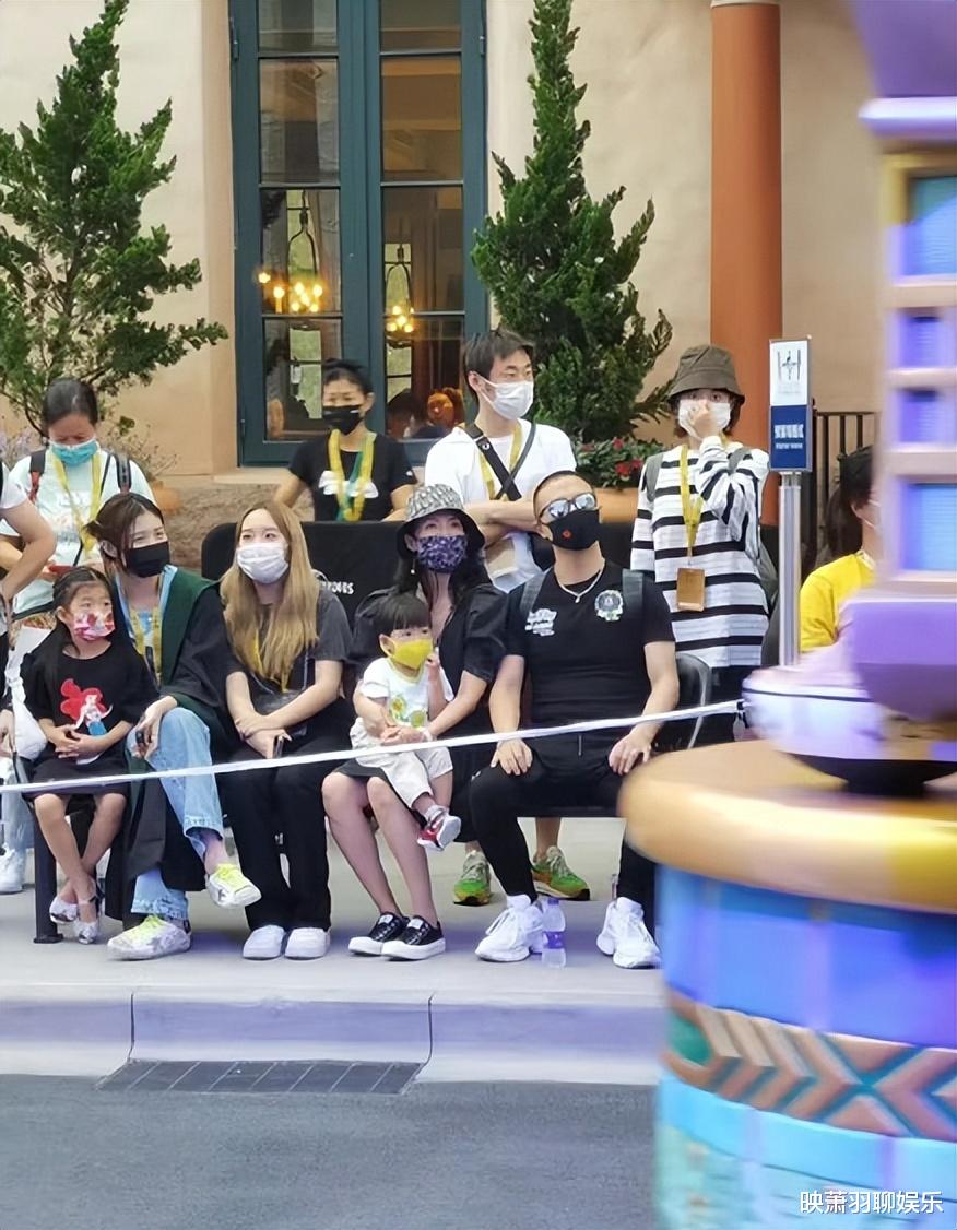 章子怡|章子怡汪峰一家五口出游,小苹果亭亭玉立,身材高过继母