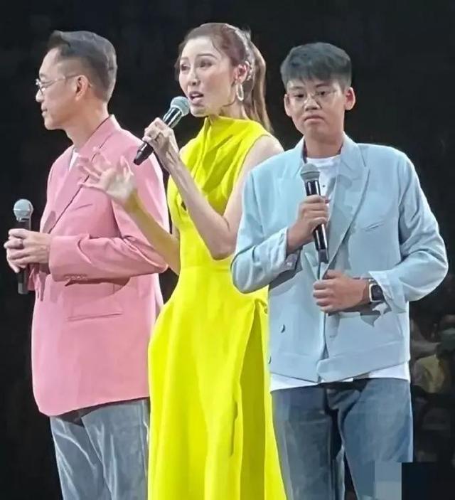 李嘉欣|一代女神李嘉欣晒新照面露沧桑优雅老去家庭幸福，谁说女星不能娶