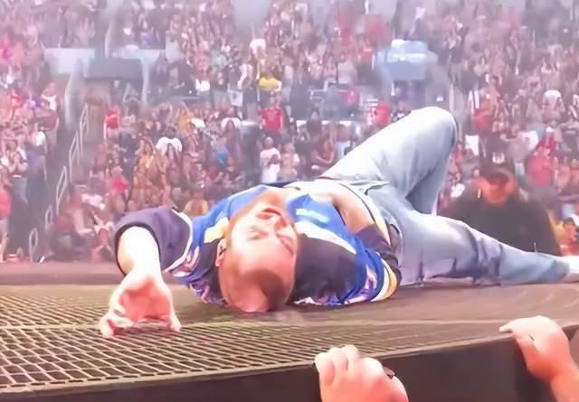 波兹·马龙演唱会摔下舞台，现场横躺难以动弹，一度被迫中断演出