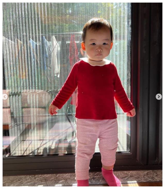 朱珠|朱珠老公晒女儿萌照，1岁王珠宝头发稀疏单眼皮，和爸爸越长越像