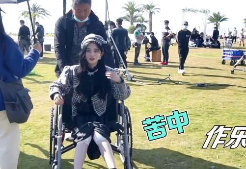 片场|明星的片场真实模样：鞠婧祎膝盖破皮坐轮椅，唐国强被爆料不记词