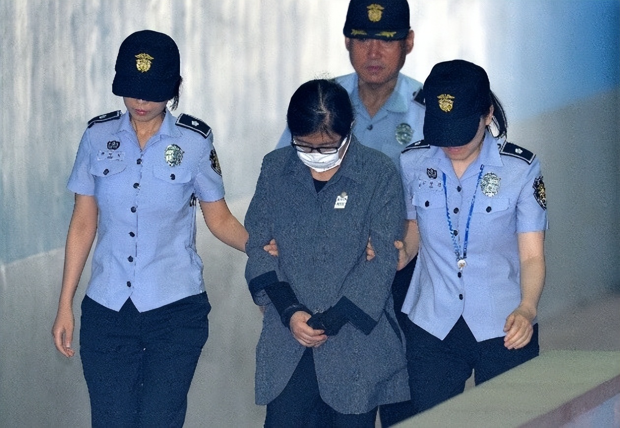 朴槿惠出狱后：染头发穿新衣，参加新总统就任仪式