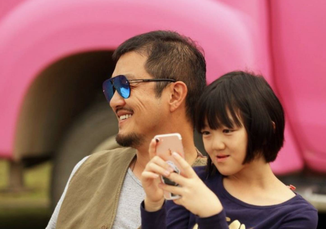 李嫣|窦靖童衣着朴素,李嫣2小时花10万,都是王菲女儿差距为何这么大