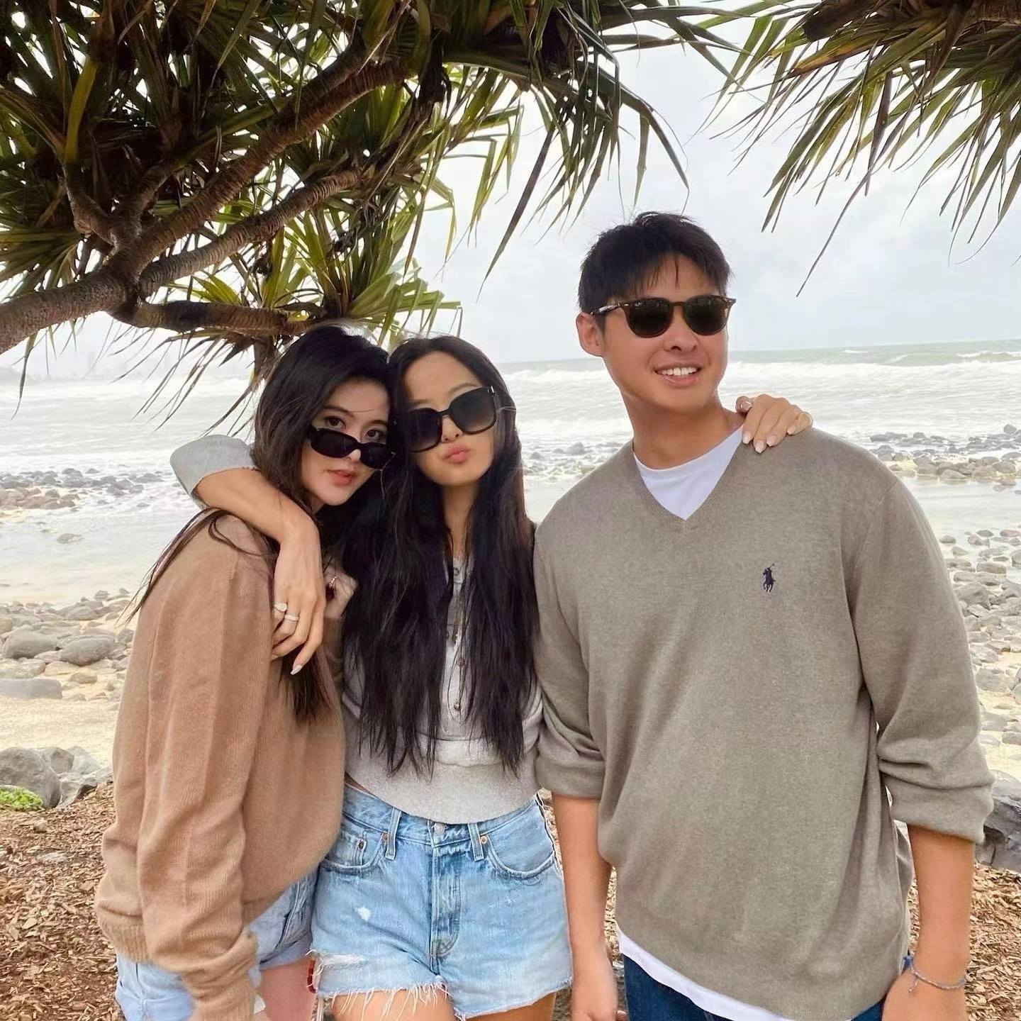 孙芸芸|44岁孙芸芸晒照庆生，被赞与儿子像姐弟，奢侈品礼物收到手软