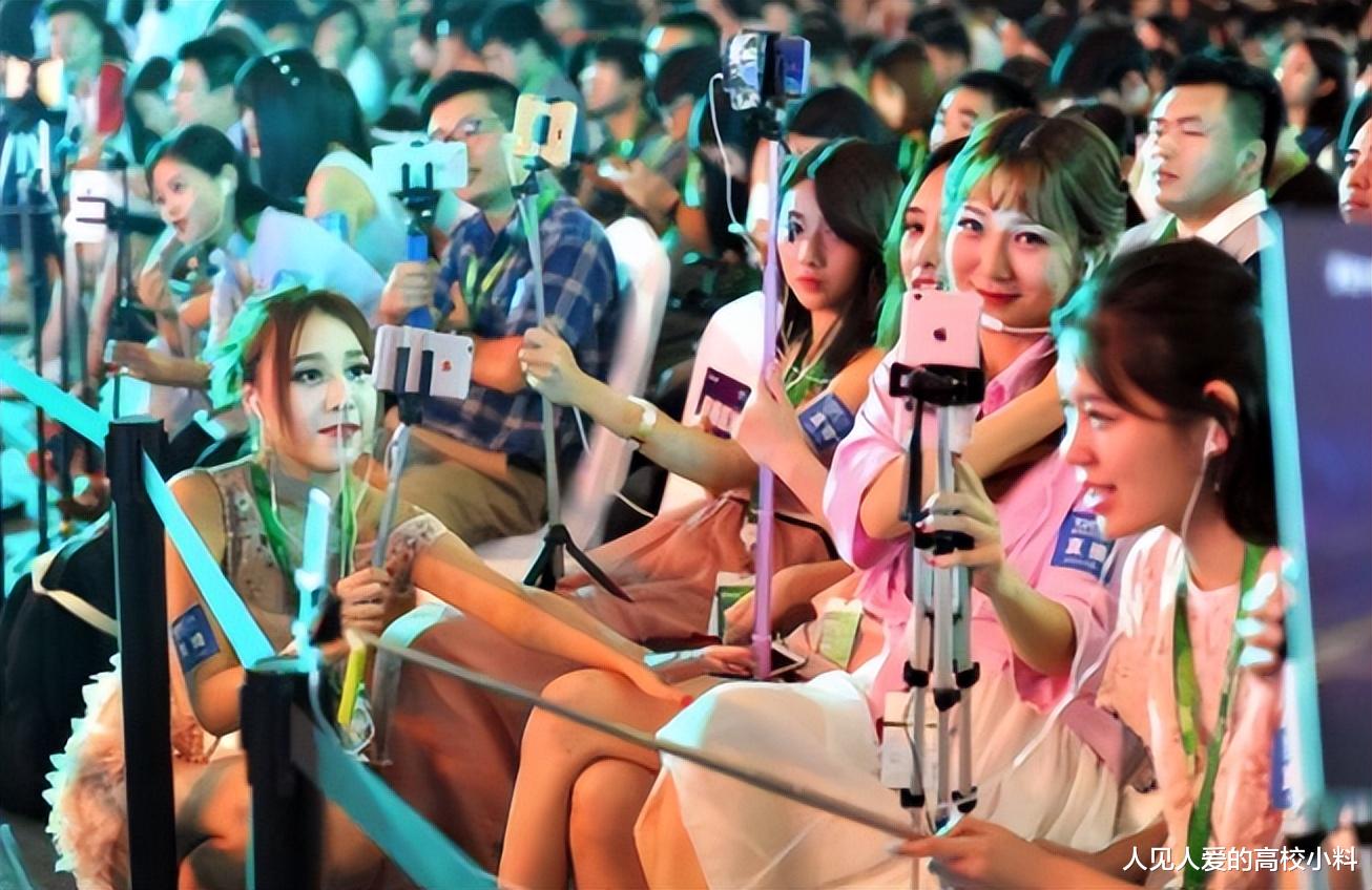 李佳琦|带货主播李佳琦进浙江传媒学院招美女主播：教室爆满，女生尖叫