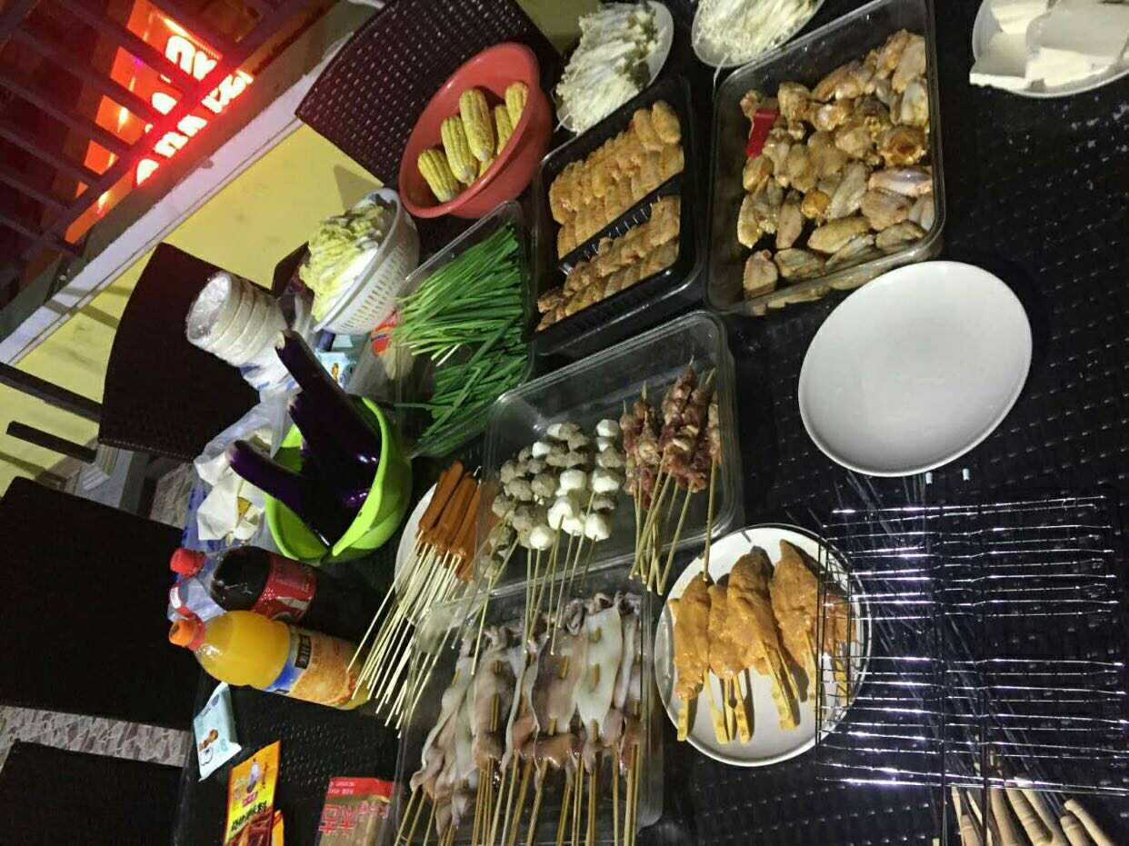 我在深圳700的出租房，厨房巴掌大，卧室没衣柜，但比住别墅幸福