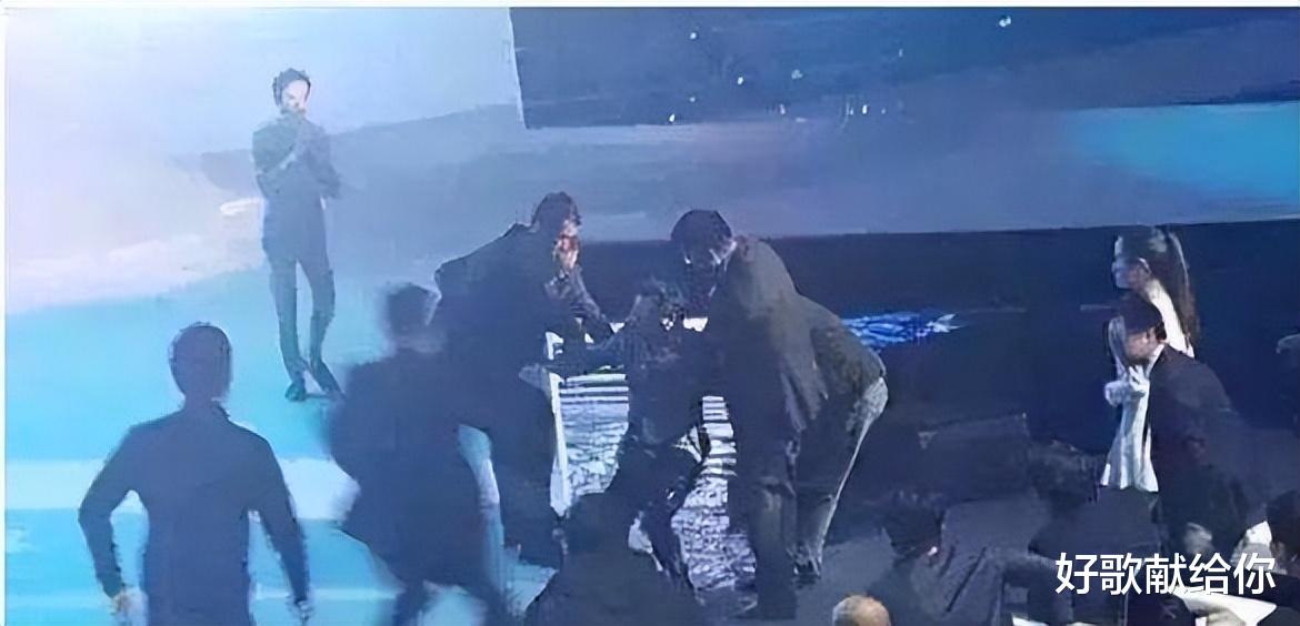 何炅|何炅,终于尝到了人走茶凉的滋味