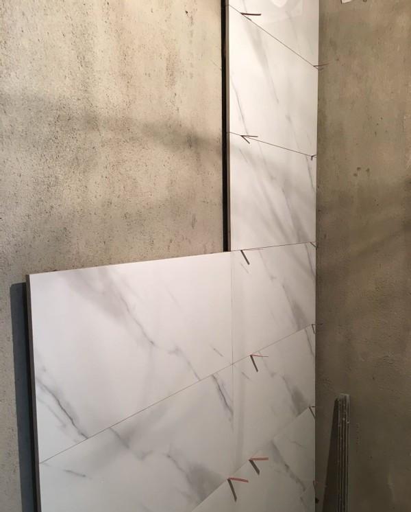 刚铺好的瓷砖就崩瓷了,师傅和卖家都叫屈,就该我自己咽下苦水?