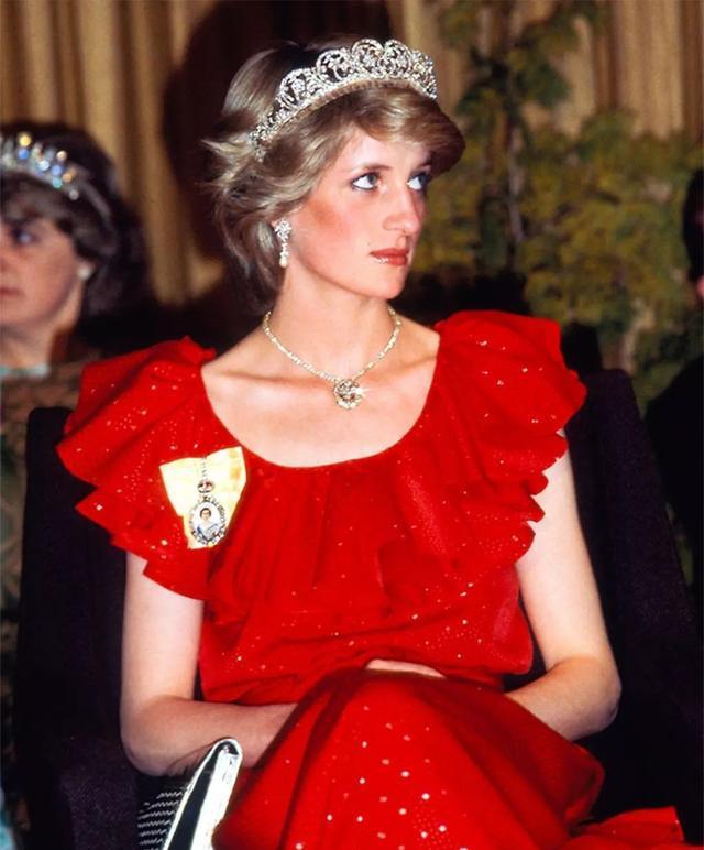 查尔斯王子|戴安娜那么笨，为什么人气远远高过睿智的王妃？人气高靠什么？