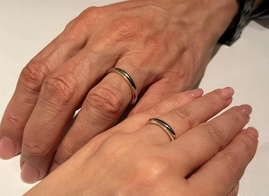 赖岳谦|周玉琴嫁大12岁知名教授！双方都是二婚，大方晒婚戒获网友祝福