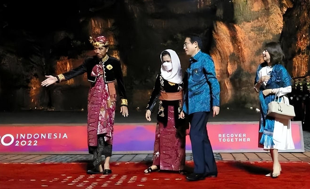 思蕊梵|58岁岸田裕子亮相大皇宫！和思蕊梵握手落落大方，站C位美成焦点