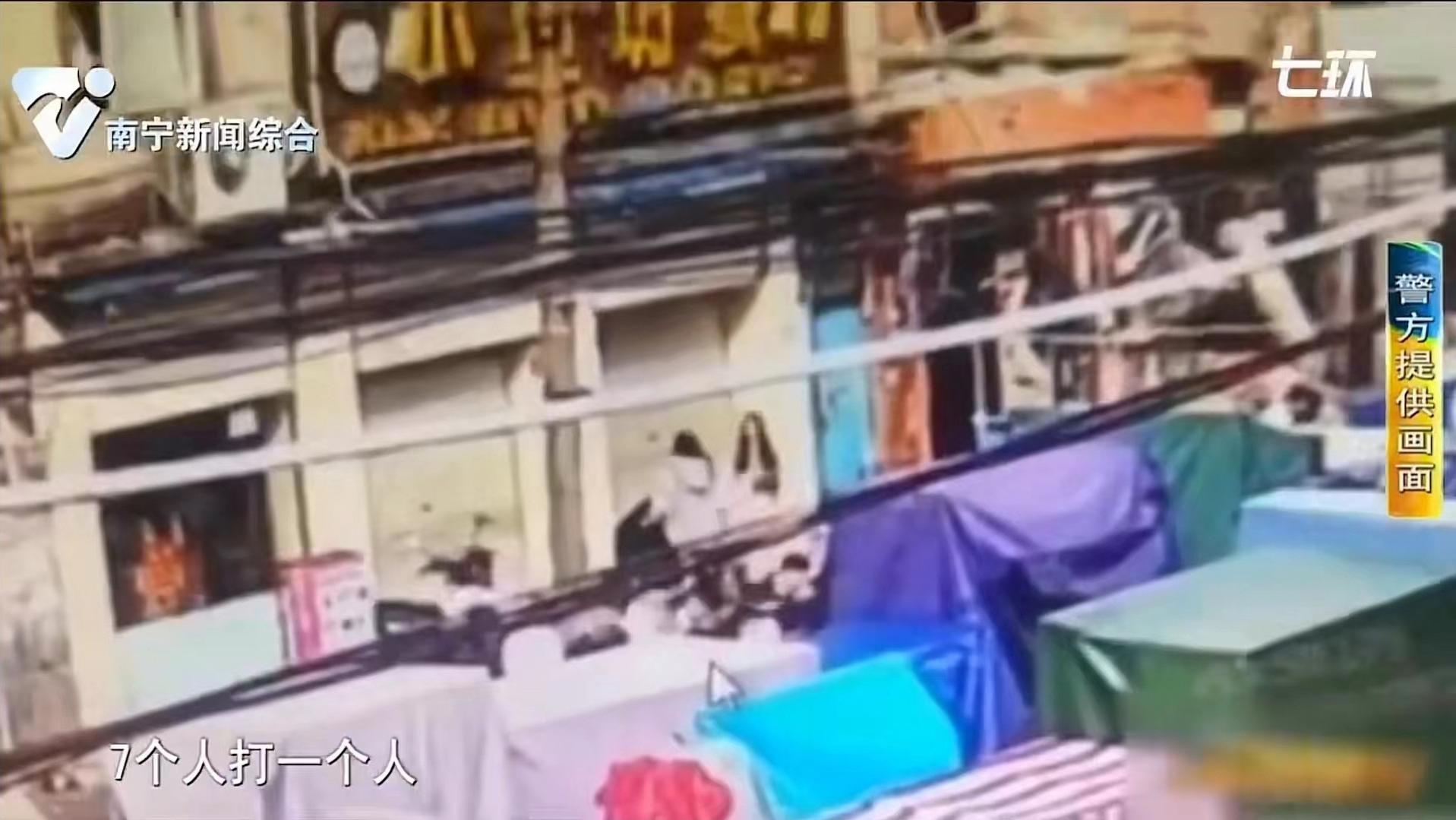 广西南宁，某餐馆内，原本坐在邻桌互不相识的两个年轻人突然吵了起来