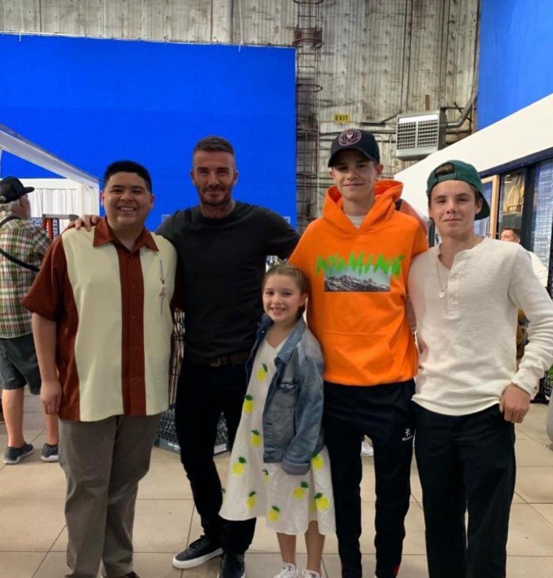 |贝克汉姆女儿10岁变多才艺美少女,化淡妆当哥哥婚礼伴娘出场好美