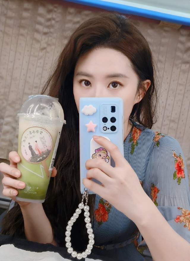 刘亦菲|刘亦菲素颜自拍 手拿奶茶内心欢喜