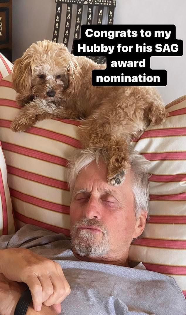 道格拉斯|52岁泽塔-琼斯享受约会夜,走路带风仍曼妙,77岁丈夫也很有活力