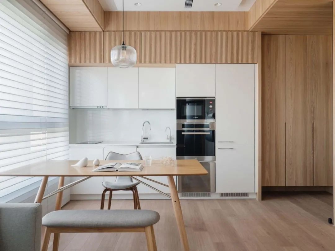 老破小的逆袭:木作家具、开放式空间,她打造出了完美一人居!