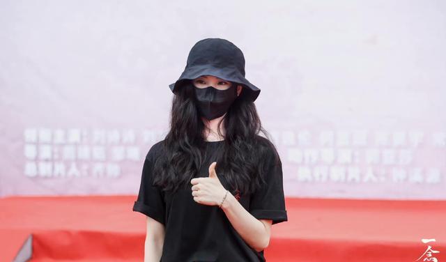 刘诗诗|刘诗诗给剧组人员送定制款羽绒服，人人都有，看到价格我慕了