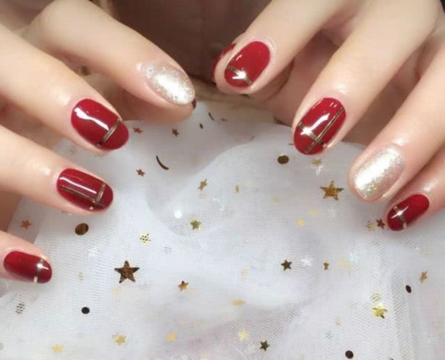 美甲 暴富显瘦、桃花、显白有气质！30款新年红色美甲范本图集