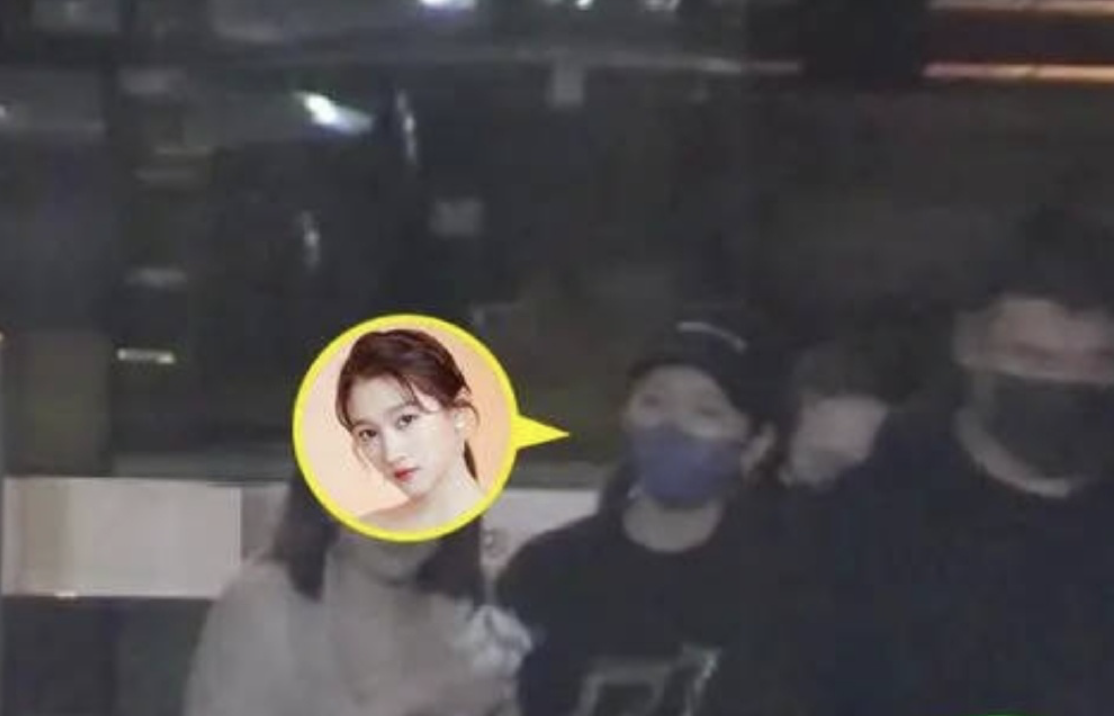 鹿晗|关晓彤深夜醉酒站不稳,被2人搀扶上车,与鹿晗醉酒后的状态一样