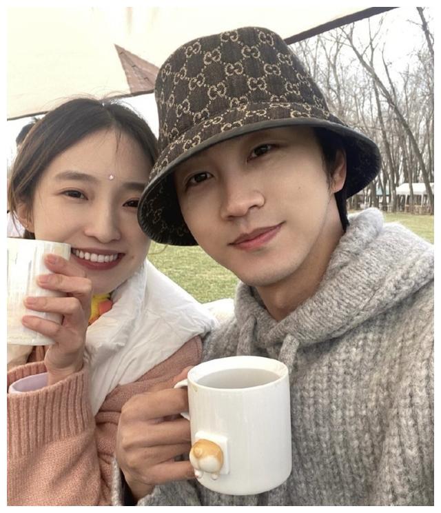 奇闻|“奇闻CP”感情状态遭猜疑，结婚安排成争议点，网友的态度分两种