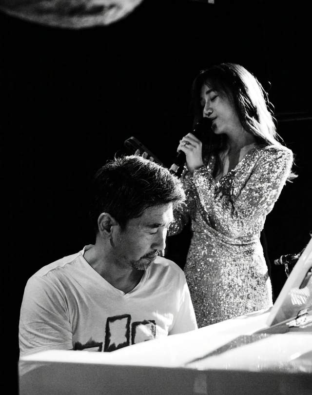 沙宝亮|沙宝亮官宣恋情后现身，女友小腹微隆疑怀孕，两人分开走全程冷漠