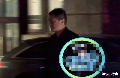 李亚鹏|李亚鹏二婚后首现身!去医院照顾娇妻驼背严重,前妻王菲状态极佳