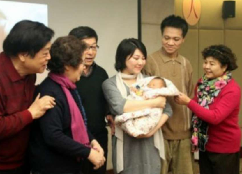 赵忠祥|赵忠祥46岁独子罕见露面！斑秃明显外貌神似父亲，爱妻是亲戚