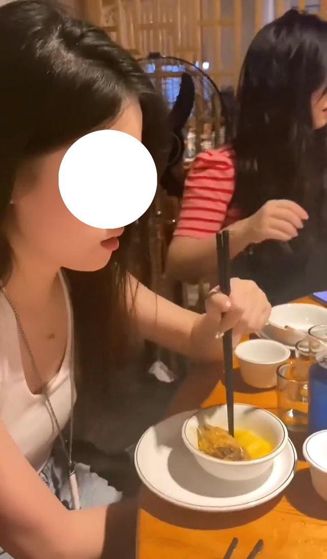 男子想追妹妹的闺蜜,出来吃饭她却推三阻四,男子恼羞成怒出狂言
