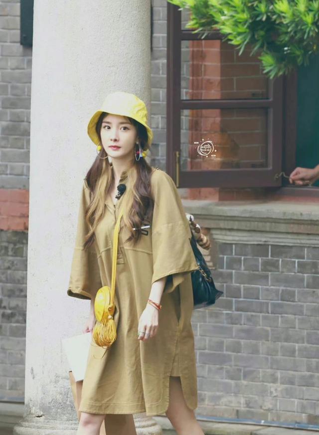 |《花少》录制，杨幂小黄帽造型十分有活力，和刘敏涛贴贴关系好